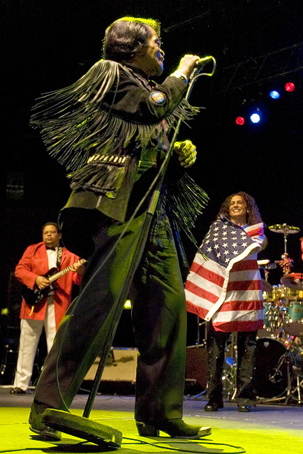 James Brown
LänsiAuto Areena 1.11.2006
Avainsanat: James Brown Soul Brother Number One Goodfather Of Hardest Working Man In Showbiz Black Musta Funk R&B Legenda Legend jäähyväiskeikka