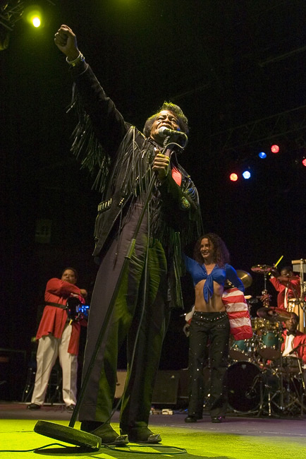 James Brown
LänsiAuto Areena 1.11.2006
Avainsanat: James Brown Soul Brother Number One Goodfather Of Hardest Working Man In Showbiz Black Musta Funk R&B Legenda Legend jäähyväiskeikka James Brown
LänsiAuto Areena 1.11.2006
Avainsanat: James Brown Soul Brother Number One Goodfather Of Hardest Working Man In Showbiz Black Musta Funk R&B Legenda Legend jäähyväiskeikka