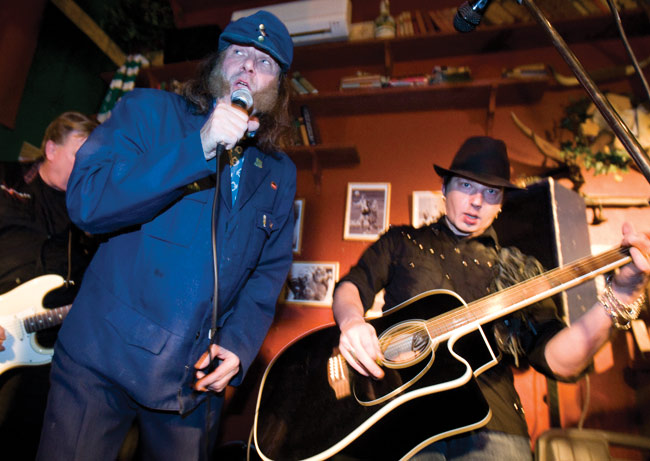 On en semmoisia tempuntekijöitä..
Aarne Tenkanen & Tempuntekijät, Jaakko V, Kotka 2010
Avainsanat: Aarne Tenkanen & Tempuntekijät Jaakko V Kotka Jaska Tommy Tommi Huovinen