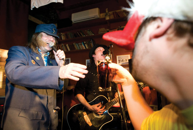 Kana antaa kuppia
Avainsanat: Aarne Tenkanen & Tempuntekijät Jaakko V Kotka Jaska kana viina paukku