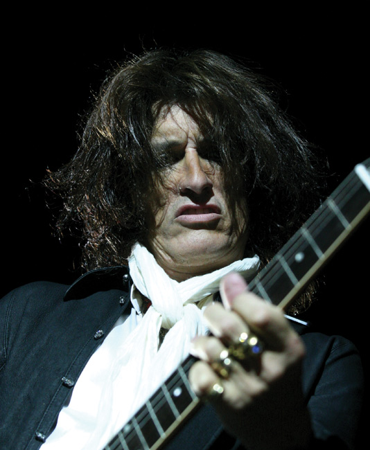 Joe Perry
Avainsanat: Aerosmith yhdysvallat Hartwall Areena Helsinki glamour Joe Perry kitaristi soolo sormet keskittynyt eläytyä sormus