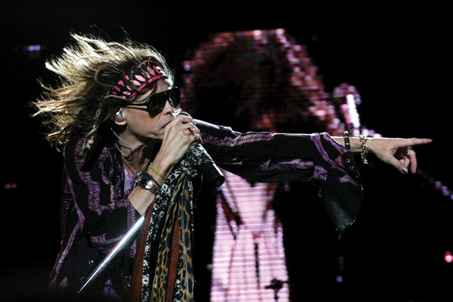Suunta
Walk this way
Avainsanat: Aerosmith yhdysvallat Hartwall Areena Helsinki glamour Steven Tyler näyttää käsi osoittaa walk this way