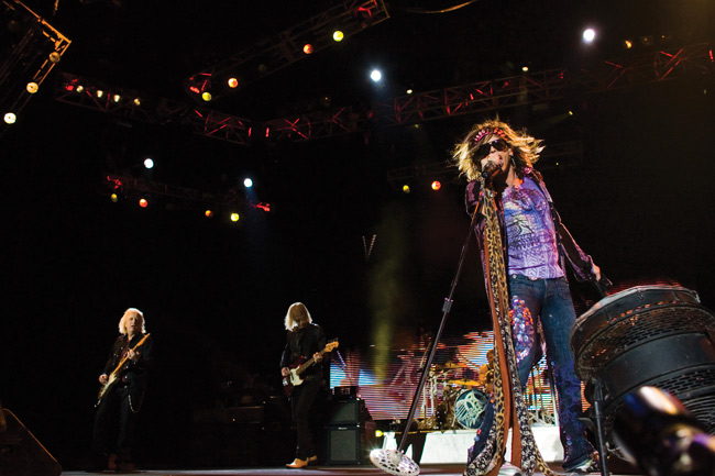 Aerosmith, on stage
Hartwall Areena, Helsinki 2007.
Avainsanat: Aerosmith yhdysvallat Hartwall Areena Helsinki glamour Steven Tyler Brad Witford Tom Hamilton Joey Kramer on stage