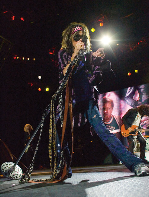 Dream on
Avainsanat: Aerosmith yhdysvallat Hartwall Areena Helsinki glamour Steven Tyler mikrofoniteline esiintyä lasit valo dream on