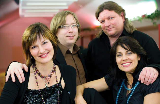 Pikainen poseeraus ennen keikkaa
Toni Lähteenmäki, Tmi Pietilä, Sami Ruusukallio ja Pia Bos eli Allways+.
Avainsanat: Allways+ cover disko Elimäki Alppiruusu Pia Bos Toni Lähteenmäki Tomi Pietilä Sami Ruusukallio poseerata