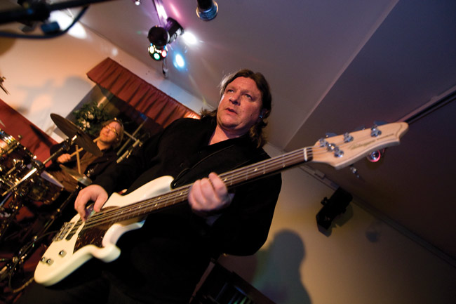 Sami Ruusukallio
Eppu-basisti Elimäellä
Avainsanat: Allways+ cover disko Elimäki Alppiruusu Sami Ruusukallio Eppu Normaali basisti