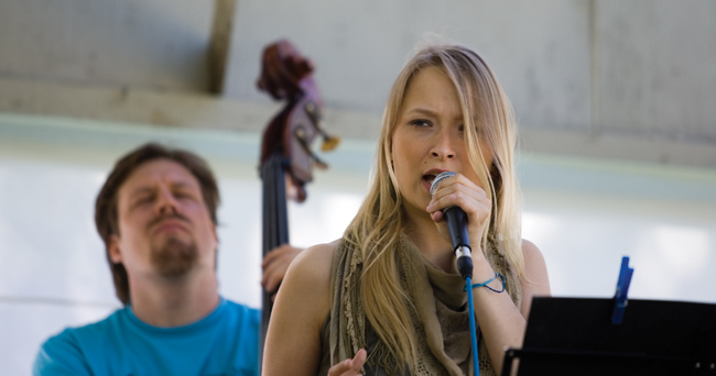 Keskittyminen
Anna-Maija Laitinen trio 2007
Avainsanat: Anna-Maija Laitinen trio Etno soi Kotka 2007 Jobim lattari portugalilaistyylistä etno jazz keskittyminen