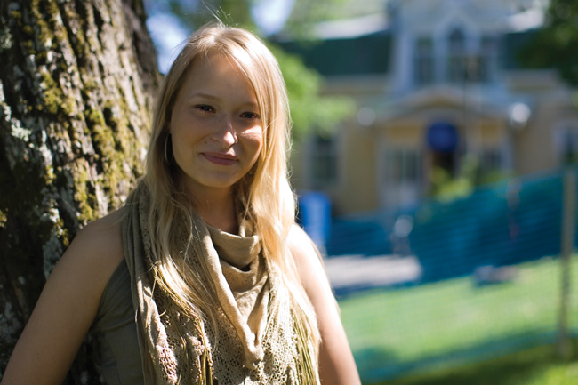 Puuta vasten
Viehättävä Anna-Maija Laitinen poseeraa keikan jälkeen, Kotka 2007.
Avainsanat: Anna-Maija Laitinen Etno soi Kotka 2007 poseeraus kesä kesäinen kaunis nainen seksikäs iloinen puu Meriniemi