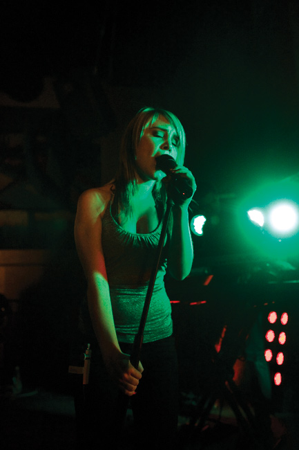 Tiukasti kiinni
Avainsanat: Anna Abreu Idols Amarillo latino nuori vihreä valo mikrofoniteline ote Anna Eira Margarida MourÃ£o de Melo e Abreu