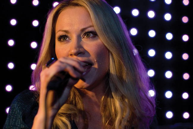 "Kaikista kasvoista..."
"Etsin sinua sinua vain..."
Avainsanat: Anna Eriksson Hamina Haminan Hovi kaunis nainen seksikäs solisti laulaja lauluntekijä