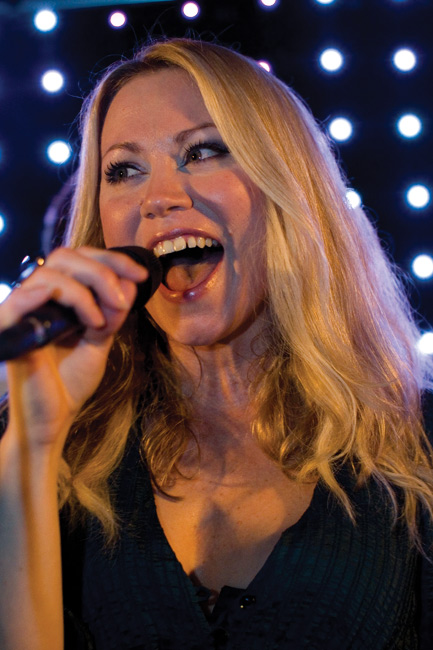 Räväkkä
Anna Eriksson antaa palaa, Hamina 2007.
Avainsanat: Anna Eriksson Hamina Haminan Hovi kaunis nainen seksikäs solisti laulaja lauluntekijä iloinen vauhdikas räväkkä su auki blondi