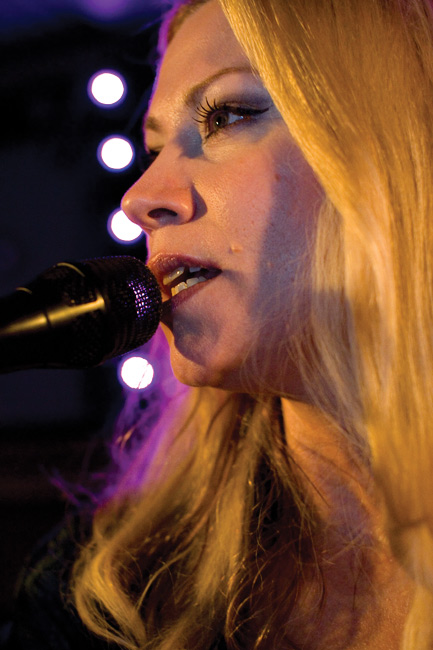 Välillä vakavana
Avainsanat: Anna Eriksson Hamina Haminan Hovi kaunis lähikuva vakava tulkitsee