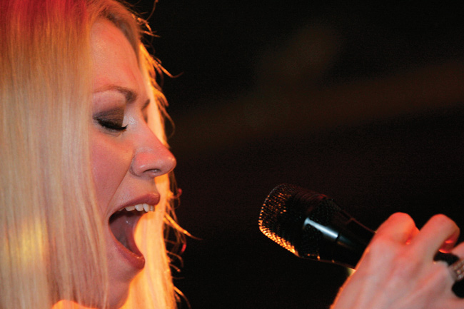 "Ei, ei se mennyt niin..."
Avainsanat: Anna Eriksson solisti kaunis nainen blondi ei se mennyt niin Kouvola Mulligans sivukuva lähikuva suu auki silmät kiinni