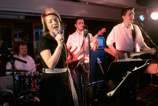 Annika Eklund ja Casino
Banketti, Kotka, Toukokuu 2006.
Avainsanat: Annika Eklund Casino Shanghain valot orkesteri solisti Banketti Annika Eklund ja Casino
Banketti, Kotka, Toukokuu 2006.
Avainsanat: Annika Eklund Casino Shanghain valot orkesteri solisti Banketti
