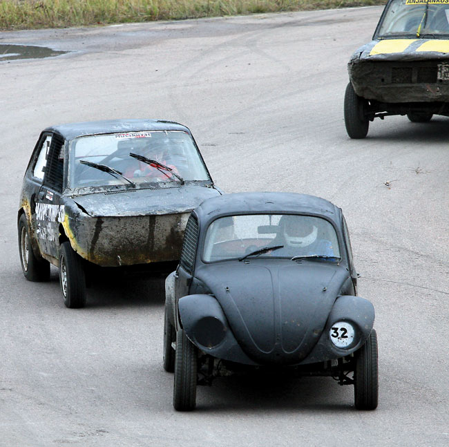 Ratkaisu lähestyy
Anttila saavuttaa johtoautoa silminnähden ja valmistautuu... ajamaan perään.
Avainsanat: Musakuvat goes jokkis jokamiesluokka kilpa-autoilu vauhti sponsori sponsoroida promootio Anders Anttila kuljettaja keskittyä käyttöosa oy saavuttaa ajaa valmistauu ohittamaan