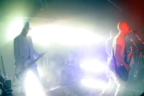 Apulanta marraskuussa 2003, Livinstone, Kotka.
Avainsanat: Apulanta toni wirtanen tuukka temonen basisti valot kirkas