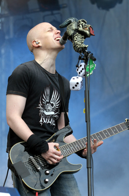 Toni ja karvanopat
Toni Wirtanen, Live 05, Helsinki 2005.
Avainsanat: Toni Wirtanen Apulanta mikkiteline karvanopat wunderbaum kitaristi kalju laulaa