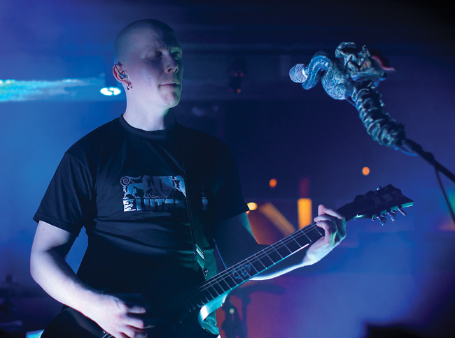 Skitta, mies ja mikki
Avainsanat: Apulanta Toni Wirtanen tulkita välittäjäaine välittää tunteita skitta mies mikki kitara mikrofoni