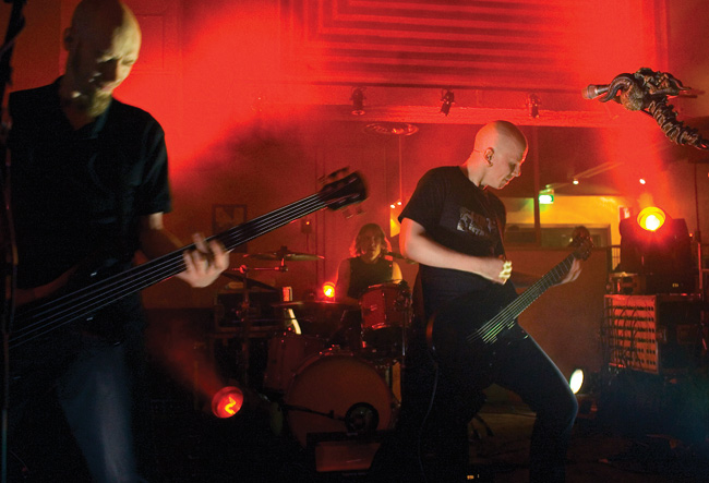 Apulanta vauhdissa
Amarillo, Kotka 2007.
Avainsanat: Apulanta Parta-Sami Lehtinen basisti taustalaulu Sipe Santapukki rummut Toni Wirtanen Amarillo Kotka vauhdissa liike vauhdikas