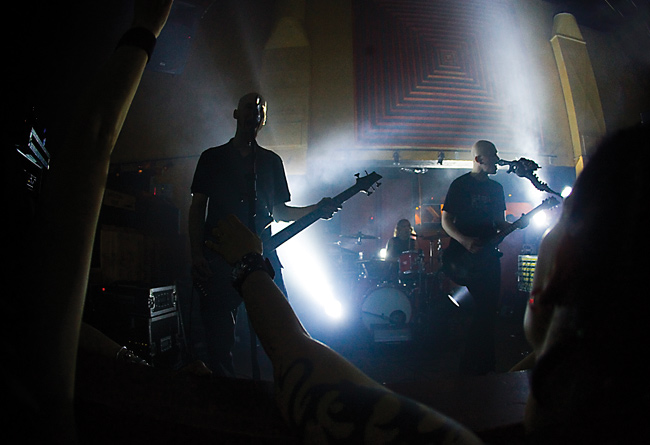 Fanitusta
Avainsanat: Apulanta Parta-Sami Lehtinen basisti taustalaulu Sipe Santapukki rummut Toni Wirtanen Amarillo Kotka fanit fanittaa katsoa yleisö