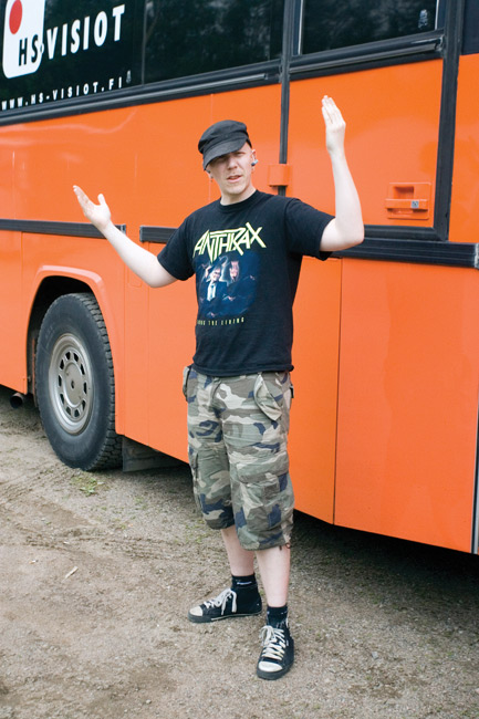 HS-visiot
Tonia ärsyttää. Taustanauhaa ei soiteta, kuten olisi pitänyt. Keikka on juuri alkamaisillaan. Koria 2007.
Avainsanat: Apulanta  Toni Wirtanen ärsyyntynyt näyttää käsillä pettynyt bussi tähti pomo ennen keikkaa