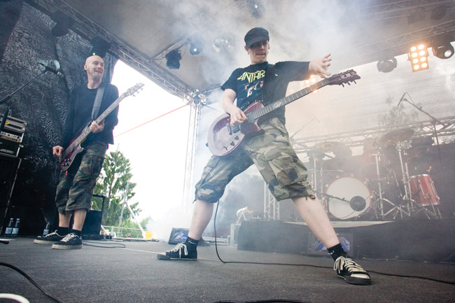 Mitä se nyt tekee?
Toni kikkailee Korialla ja Parta-Sami ihmettelee.
Avainsanat: Apulanta Toni Wirtanen käsi näyttää kikkailla katsoa ihmetellä Sami Lehtinen 