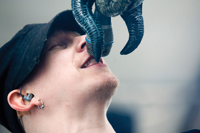 Ei sittenkään ihan niin synkkää
Avainsanat: Apulanta Toni Wirtanen tulkita välittäjäaine välittää tunteita iloinen nauraa hymyillä virmuilla silmät kiinni mikrofonihirviö