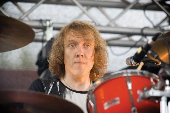 Sipe keskittyy
Avainsanat: Apulanta Sipe Santapukki rumpali tom-tom keskittyä vakava kikkarapää rummut