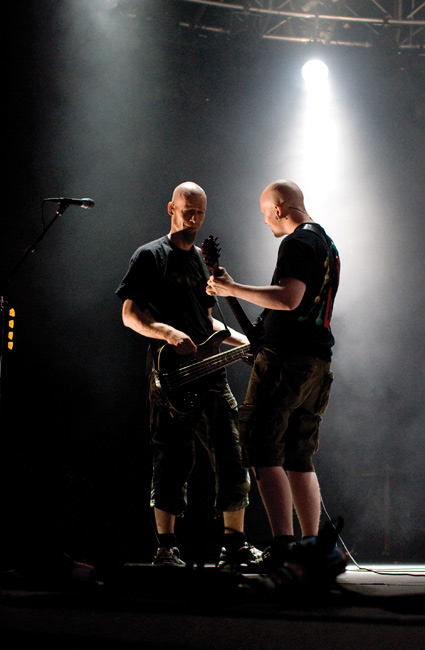 Kohtaaminen
Parta-Sami ja Toni Wirtanen
Avainsanat: Apulanta Kotkan Meripäivät Sapokka Sapokan jättiteltta Parta-Sami Lehtinen basisti valo kalju Toni Virtanen kontrastikas