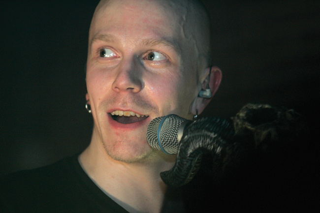 Väliheitto
Toni heittää läppää Parta-Samin kustannuksella ja innostuu väläyttämään hymyn.
Avainsanat: Apulanta Toni Wirtanen väliheitto iloinen herjata hymyillä iloinen kalju 