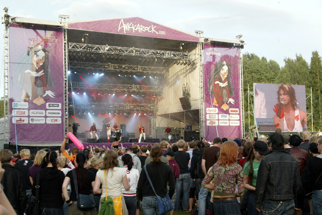 Puistolava
The Ark oli Puistolavan viimeinen esiintyjä Ankkarockissa 2005, Korso, Vantaa.
Avainsanat: The Ark Ola Salo Ankkarock festari Puistola lava ulkona yleisö
