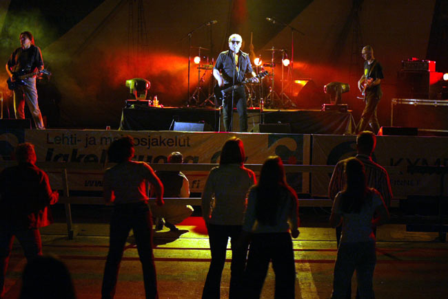 Lavalla Avo Heyskanen
Avainsanat: Avo Heyskanen Länsivarasto yleisö tanssia