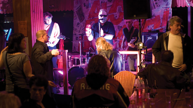 Avo Heyskanen lavalla
Asema pub, Kotka 2010
Avainsanat: Avo Heyskanen Asema pub Jari Räsänen Ismo Forss Pekka Stirkkinen Juha Lampikari