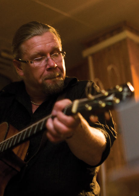 Bablo eläytyy komppaamiseen
Avainsanat: Bablo Marko Junnilainen Asema pubi Kotka Karhula