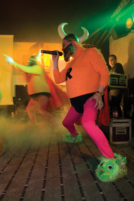 Tossut
Bat & Ryyd, Club Bakkanaali, Pyhtää 2008.
Avainsanat: Bat & Ryyd Batman ja Ryydman voi ryydana sarvet trikoot vatsa tossut Clun Bakkanaali Pyhtää Huutjärvi