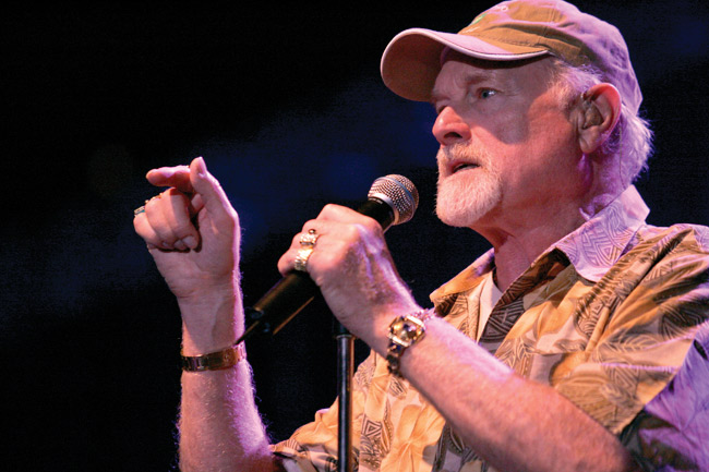 Solisti
Beach Boysin ainut alkuperäisjäsen Mike Love.
Avainsanat: Beach Boys Mike Love alkuperäisjäsen parta surf lippis lippalakki hattu hawaiji-paita kalifornia USA