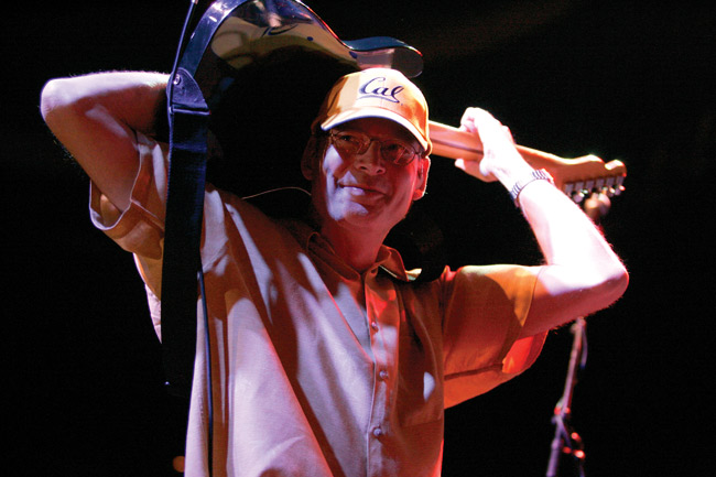 Niskan takaa
Scott Totten
Avainsanat: Beach Boys kitarasoolo niskan takaa Scott Totten kalifornia lippalakki lippis iloinen esiintyä