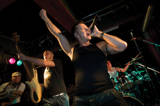 Universumin kovin bailukone
... ainakin mainoksen mukaan, mutta ei kyllä voi moittia, etteikö olisi ollut hyvä meno.
Avainsanat: Benny Lover Kouvola Mulligan's mulligans cover bailukone