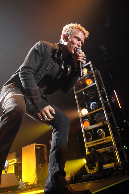 Lavan reunalla
Avainsanat: Billy Idol iloinen lavan reunalla laajakulma catch my fall Lavan reunalla
Avainsanat: Billy Idol iloinen lavan reunalla laajakulma catch my fall