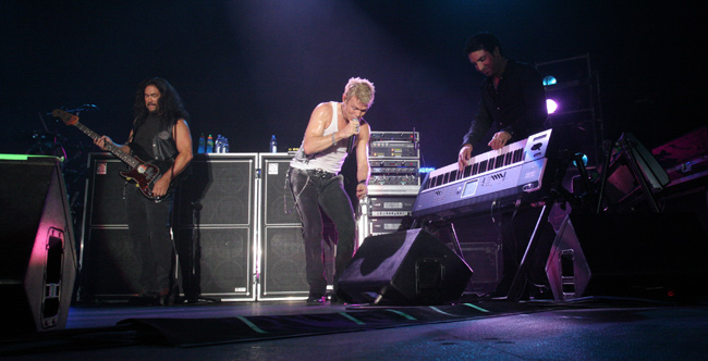 Basisti ja koskettimet
Derek Sherinian pistää keyboardit vähän eri asentoon, kun ne perinteisesti laitetaan.
Avainsanat: Billy Idol Derek Sherinian koskettimet basisti Kiss Alice Cooper Dream Theather