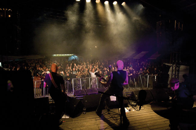 Dark Riverin pääesiintyjä - ja meno katossa
Blake, Kotka 2009.
Avainsanat: Blake Dark River festival Honkala Kotka Aaro Seppovaara Sami Hassinen lava yleisö 