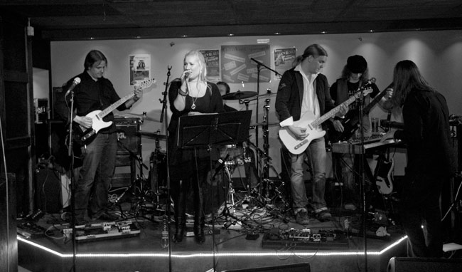 Ville Tolvanen Bluesbakers
Yellari, Kotka 2010.
Avainsanat: Ville Tolvanen Bluesbakers Yellari Kotka