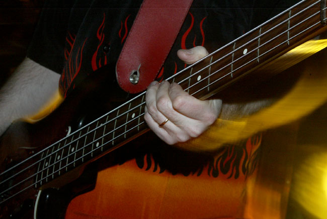 Basistin käsi
Lähikuvaa basson soitosta.
Avainsanat: basso basisti kaula kielet käsi sormet sormus