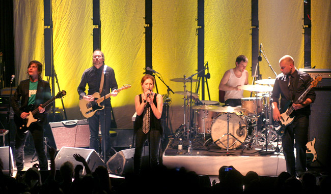 Tavastian lavalla
Peter Svensson, (tuuraaja jo kuulemma löydettiin ruotsinlaivalta), Nina Persson, Bengt Lagerberg ja Magnus Sveningsson.
Avainsanat: the Cardigans Peter Svensson Nina Persson Bengt Lagerberg Magnus Sveningsson Tavastia lava Ruotsi ruotsalainen Tavastian lavalla
Peter Svensson, (tuuraaja jo kuulemma löydettiin ruotsinlaivalta), Nina Persson, Bengt Lagerberg ja Magnus Sveningsson.
Avainsanat: the Cardigans Peter Svensson Nina Persson Bengt Lagerberg Magnus Sveningsson Tavastia lava Ruotsi ruotsalainen