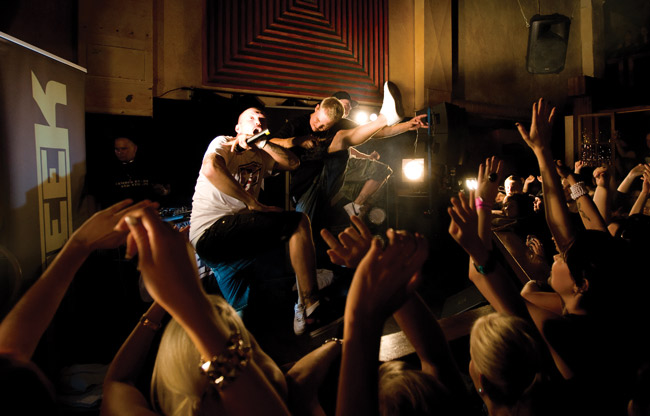 Hyppy
Cheek 2009
Avainsanat: Cheek Amarillo Kotka Brädi hyppy hypätä yleisö kädet