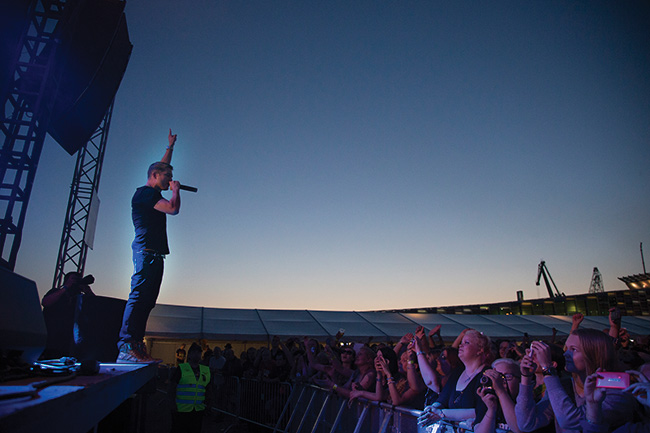 "Mitä jää kun mä lähden täältä?"
Kotkan meripäivät 2013
Avainsanat: Cheek Jare Tiihonen rap Kotkan meripäivät