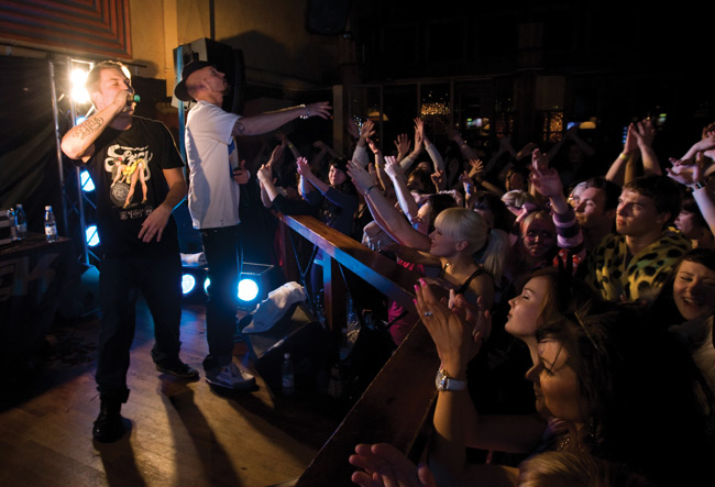 Cheek ja Brädi pumputtavat Amarillon väen hurmioon
Kotka 2010.
Avainsanat: Cheek Jare Henrik Tiihonen Amarillo Kotka rap hip hop Brädi yleisö tytöt kädet penkkarit