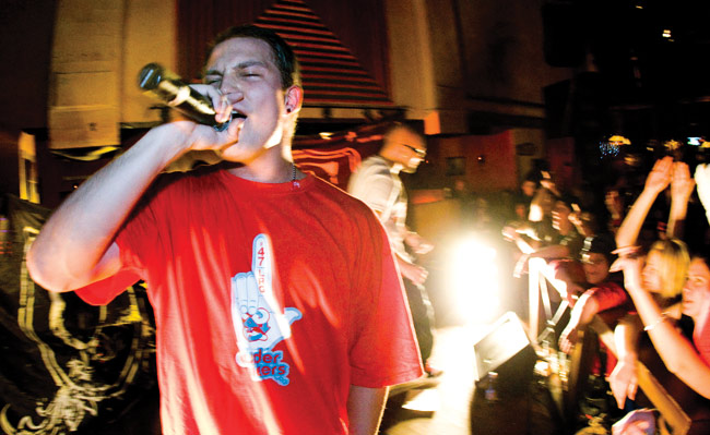 Penkkaribileet
Cheek, Amarillo, Kotka 2008.
Avainsanat: Cheek Jare Tiihonen Herrasmiesliiga 5th Element penkkarit Amarillo Kotka rap hiphop Brädi penkinpainajaiset liike vauhti liiku