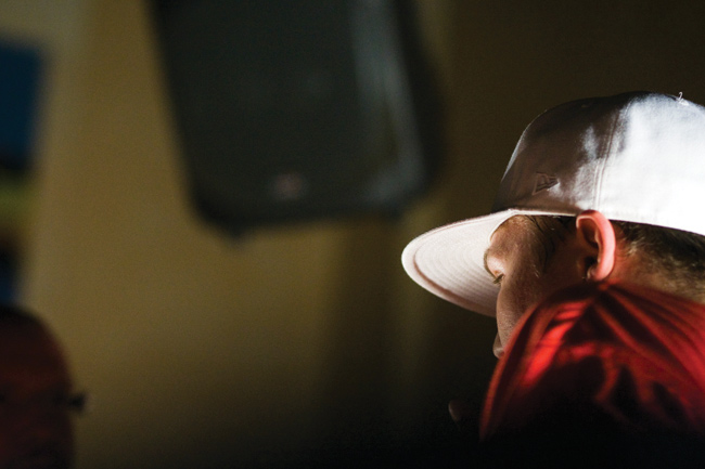 Kohtaaminen
Cheek ja uskollinen ystävä Bradi, Amarillo, Kotka 2008.
Avainsanat: Cheek Jare Tiihonen Herrasmiesliiga 5th Element penkkarit Amarillo Kotka rap hiphop Brädi