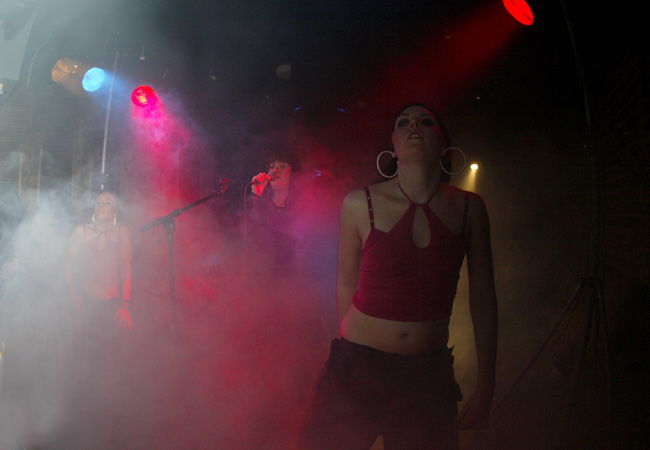 Savun seassa
Chorale tanssittaa, Be-pop, Kotka 2005.
Avainsanat: Chorale tanssia tanssitytöt Lydia Luoma-aho savu dance